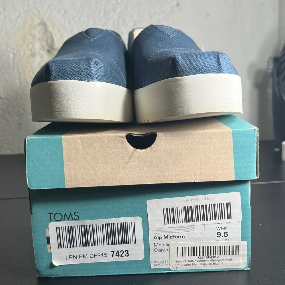 Women's Canvas Platform Blue Shoes TOMS size 9 1/2 NEW